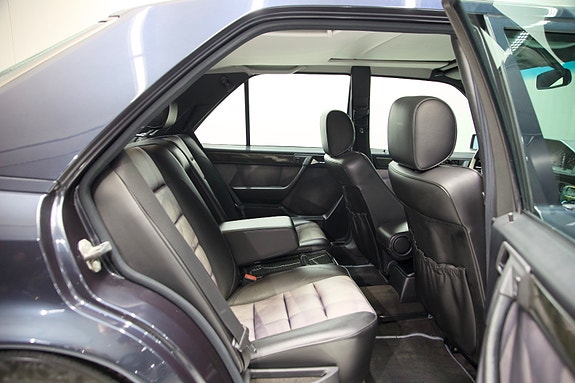 Mercedes-Benz E500 4 of 24