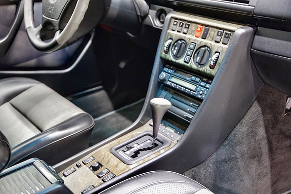 Mercedes-Benz E500 13 of 24