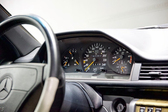Mercedes-Benz E500 12 of 24