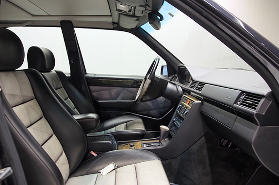 Mercedes-Benz E500 2 of 24