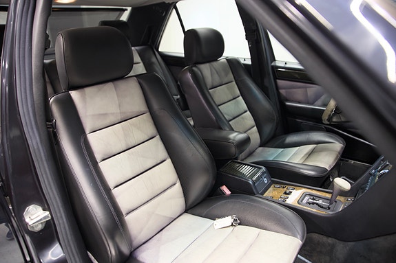 Mercedes-Benz E500 10 of 24