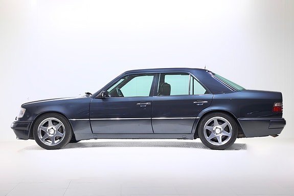 Mercedes-Benz E500 11 of 24