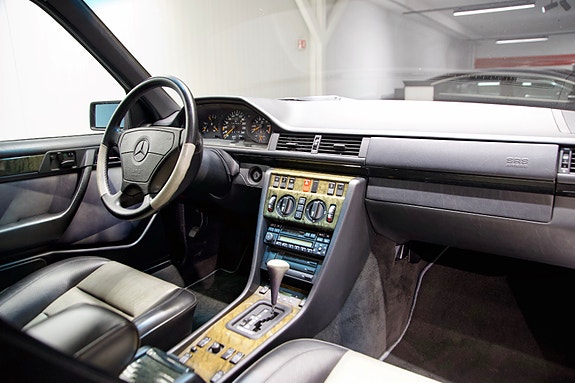 Mercedes-Benz E500 7 of 24