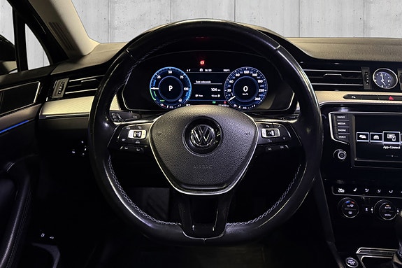 Volkswagen Passat 13 of 25