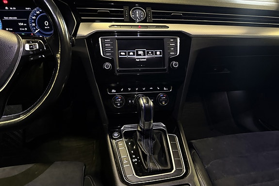 Volkswagen Passat 17 of 25