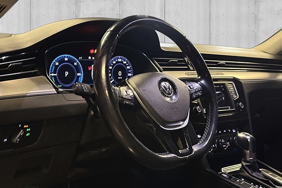 Volkswagen Passat 10 of 25