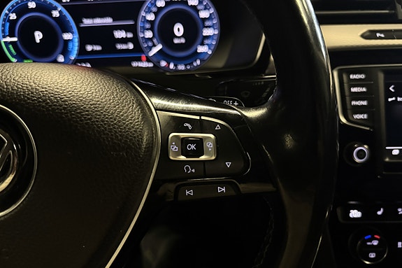 Volkswagen Passat 16 of 25
