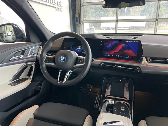 BMW iX2 11 of 15