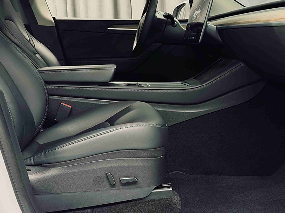 Tesla Model Y 17 of 20