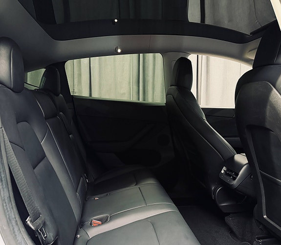 Tesla Model Y 18 of 20