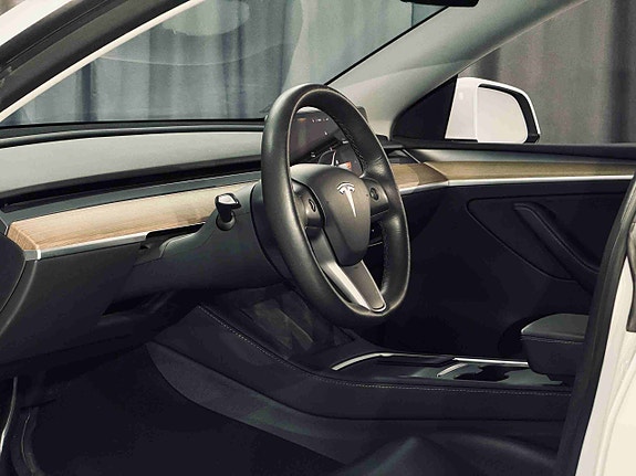 Tesla Model Y 14 of 20
