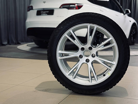 Tesla Model Y 20 of 20