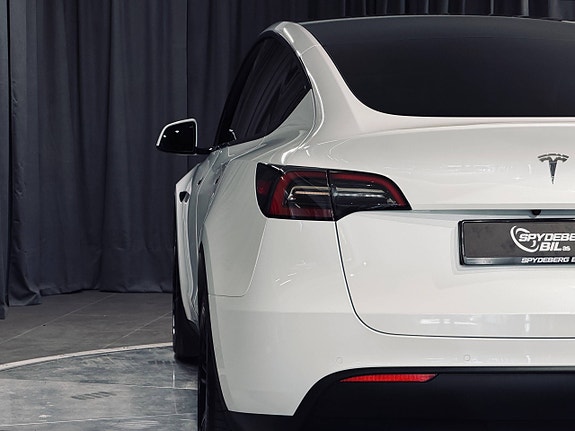 Tesla Model Y 7 of 20
