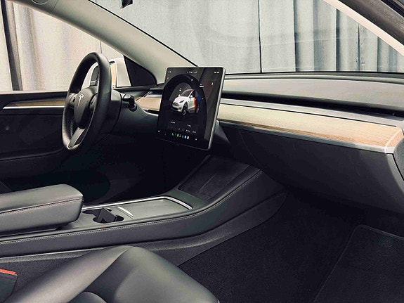 Tesla Model Y 10 of 20
