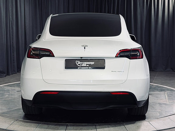 Tesla Model Y 8 of 20
