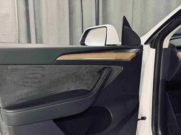 Tesla Model Y 16 of 20