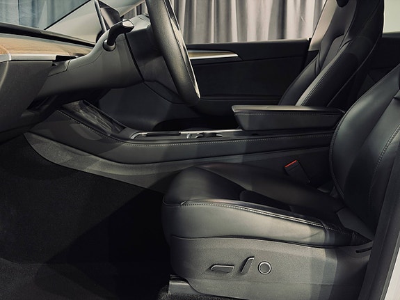 Tesla Model Y 12 of 20