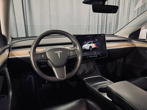 Tesla Model Y 9 of 20