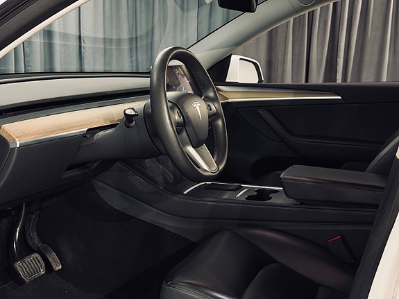 Tesla Model Y 13 of 20