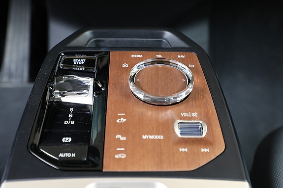 BMW iX 28 of 30
