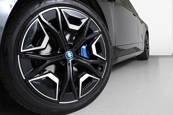 BMW iX 13 of 30