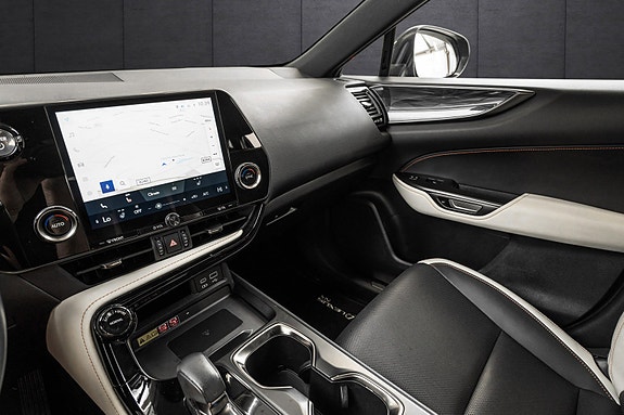 Lexus NX450h 11 of 26