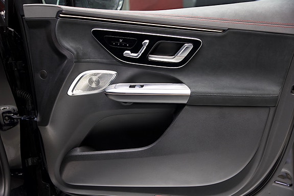 Mercedes-Benz EQE SUV 15 of 15