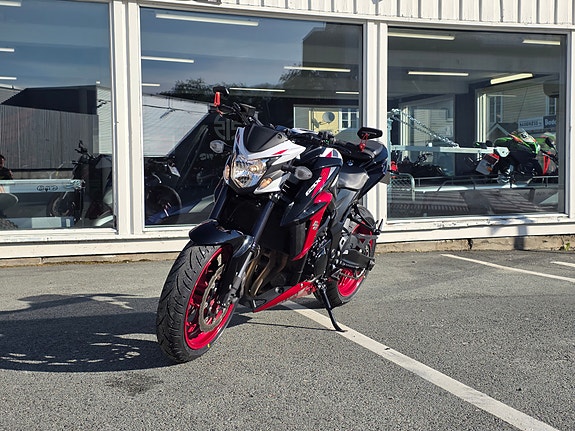 Suzuki GSX-S 750 2 of 9