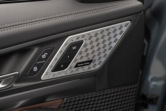 BMW iX1 10 of 30