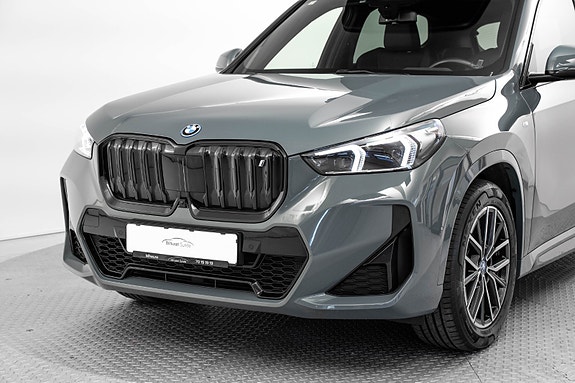 BMW iX1 2 of 30