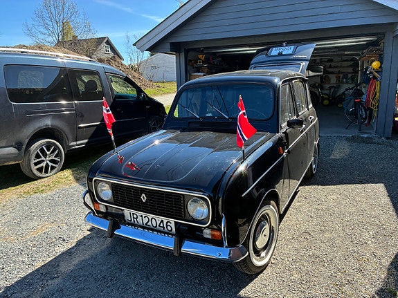 Renault 4 2 of 12