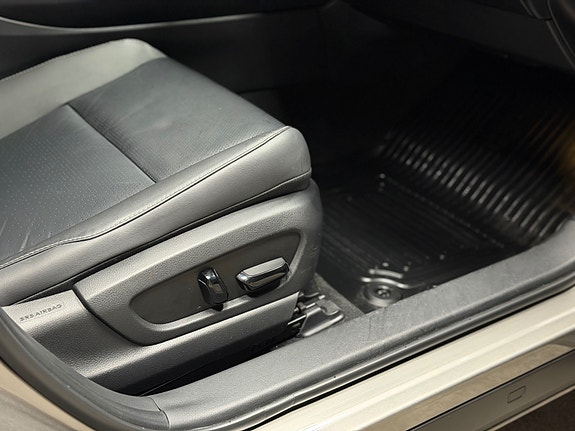 Lexus UX300e 10 of 26