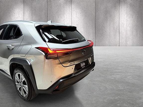Lexus UX300e 6 of 26