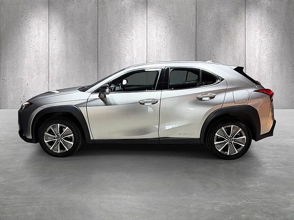 Lexus UX300e 8 of 26