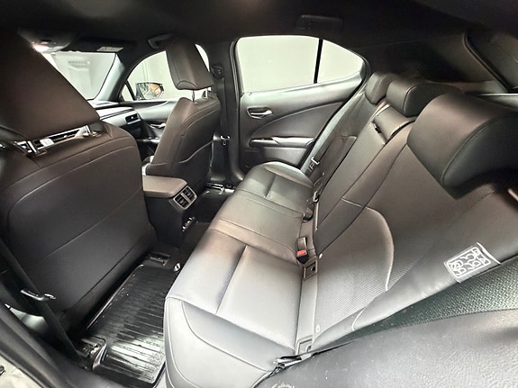Lexus UX300e 22 of 26