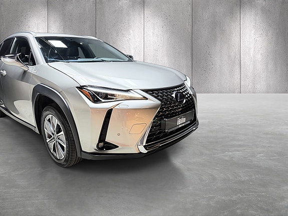 Lexus UX300e 2 of 26
