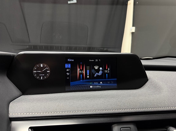 Lexus UX300e 18 of 26