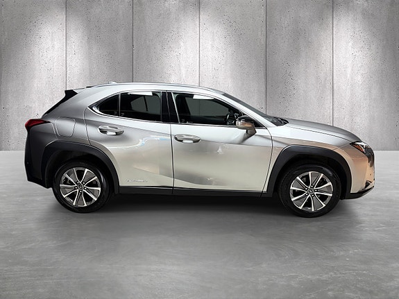 Lexus UX300e 4 of 26