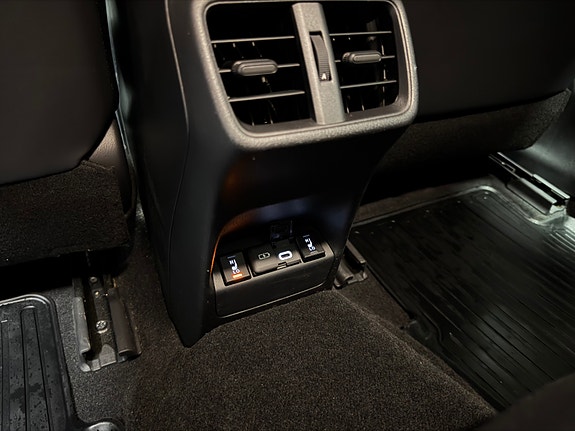 Lexus UX300e 24 of 26