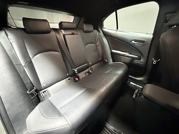 Lexus UX300e 23 of 26