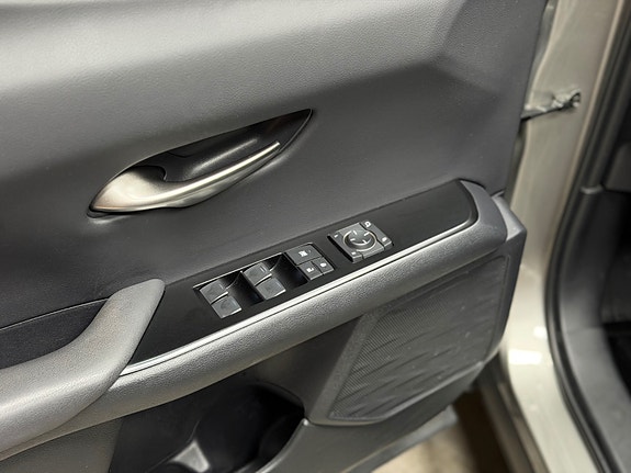Lexus UX300e 9 of 26