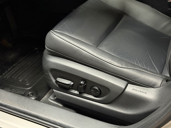Lexus UX300e 11 of 26