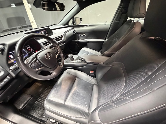 Lexus UX300e 13 of 26