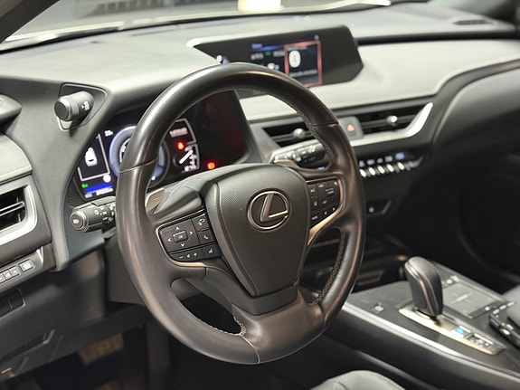 Lexus UX300e 12 of 26