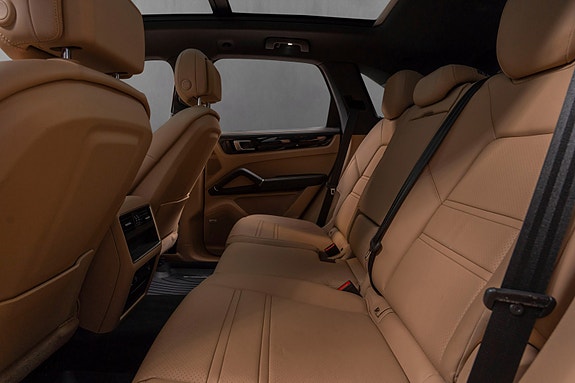 Porsche Cayenne 14 of 30