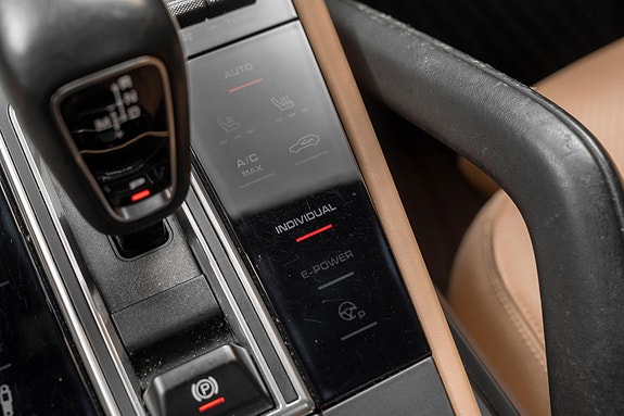 Porsche Cayenne 16 of 30