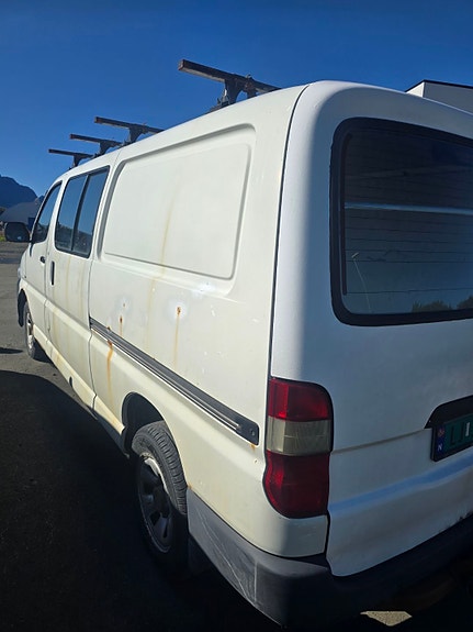 Toyota HiAce 2 of 9