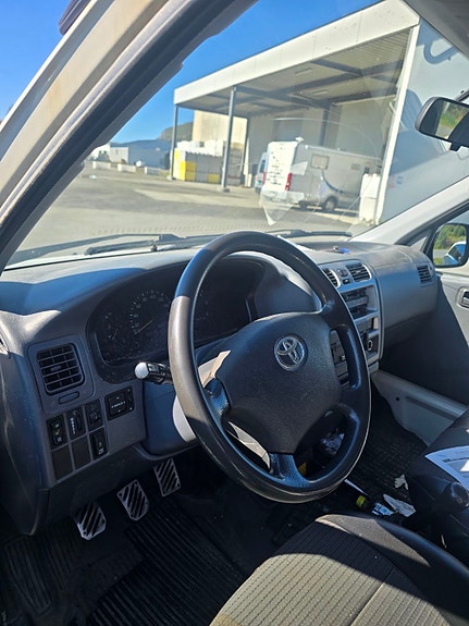Toyota HiAce 7 of 9