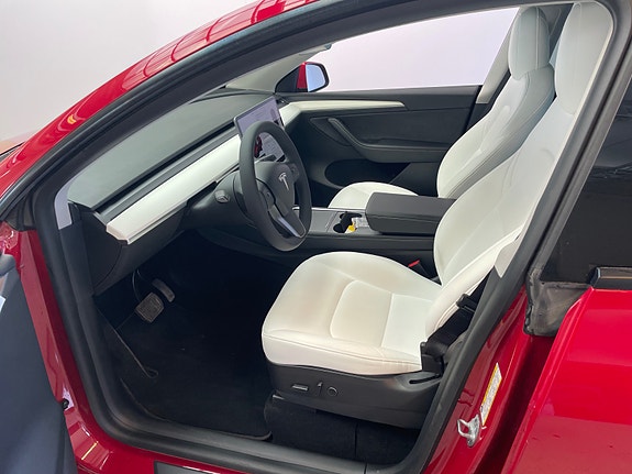 Tesla Model Y 14 of 29