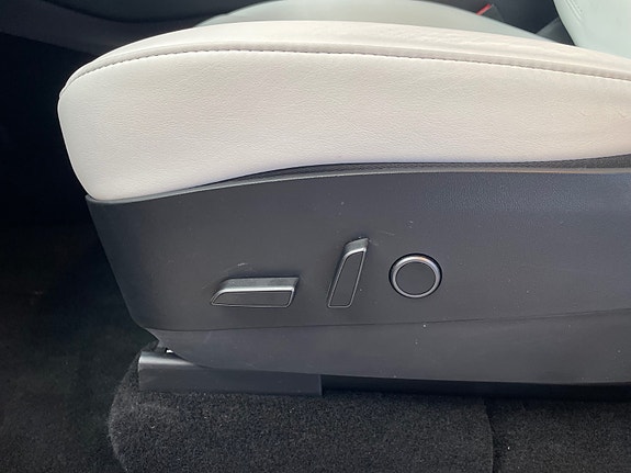 Tesla Model Y 18 of 29